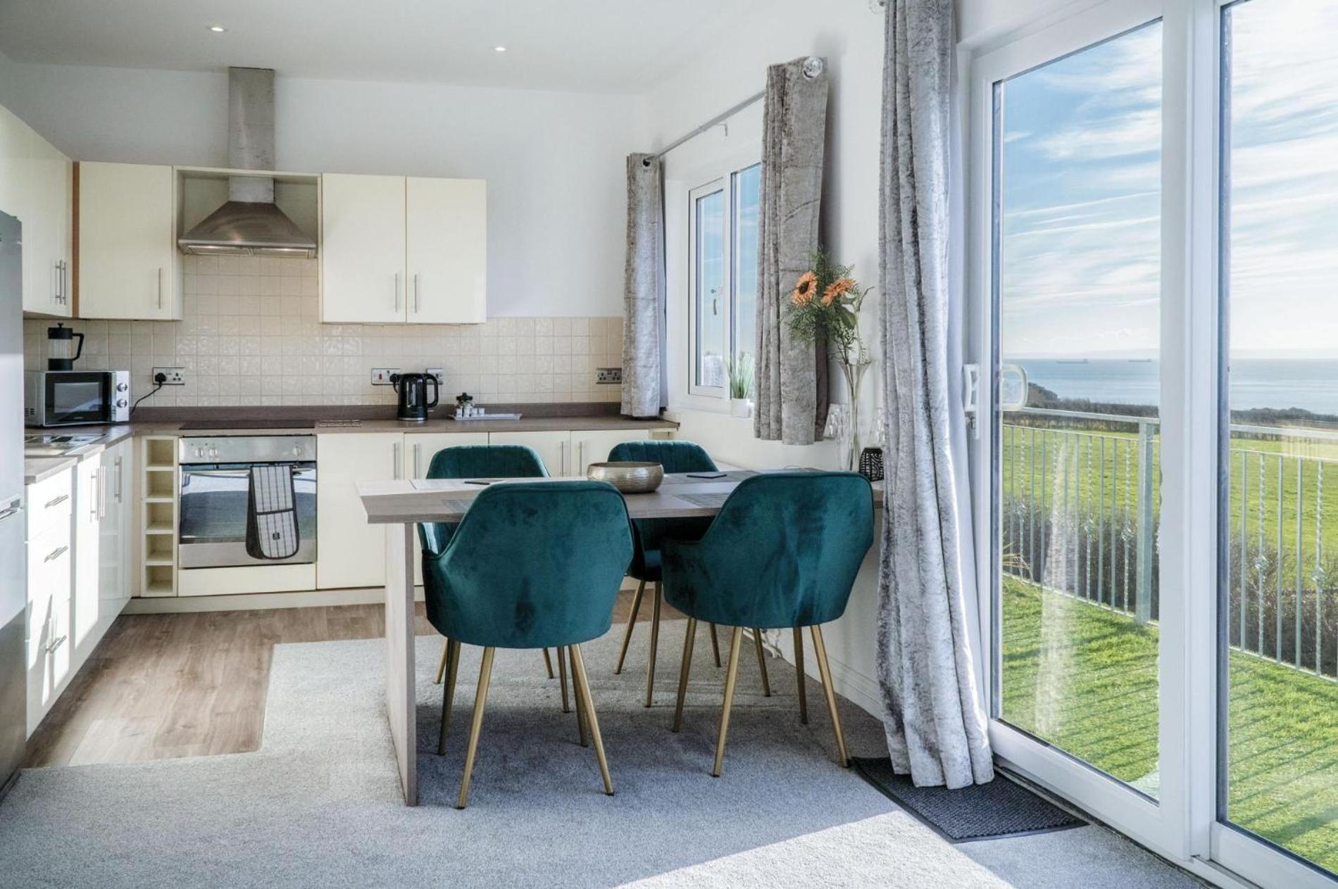 The Penthouse - 1 Bedroom - Ocean Breeze *