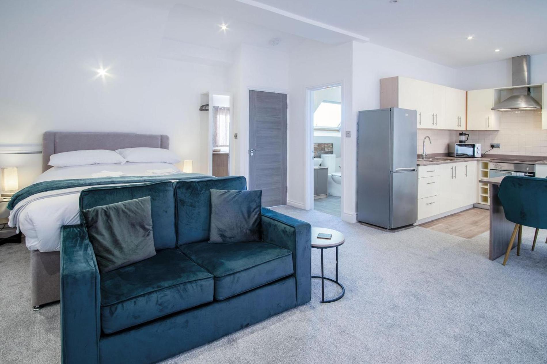 The Penthouse - 1 Bedroom - Ocean Breeze Apartment